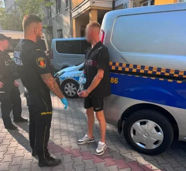 Zgłoszenie o nożu na Placu Szembeka. Strażnicy zatrzymali 31-latka z marihuaną