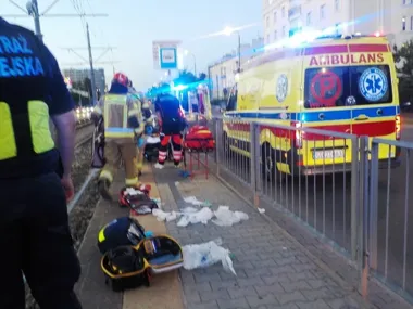 30 minut walki o życie na przystanku w Warszawie. Strażnicy nie odpuścili