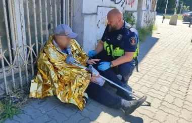 90-latek stracił przytomność na chodniku. Pod czapką miał dużego guza