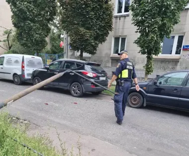 Upadek latarni zablokował Stoczkowską i uszkodził dwa samochody