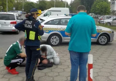 Na parkingu leżała 30-latka - strażnicy z Pragi-Południe nie czekali