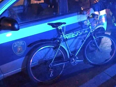 Upadek na KEN zakończył się mandatem i nocą w szpitalu