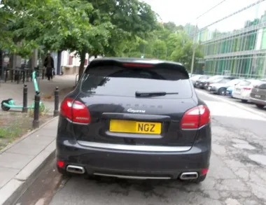 Jedna litera na tablicy porsche uruchomiła policyjną interwencję