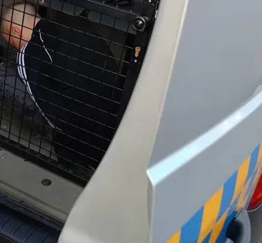 16-latek z Pragi-Południe wpadł w szał w radiowozie po miksie alkoholu i energetyków