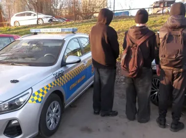 Biegali po rurze nad potokiem - przy jednym znaleziono zakazany kastet