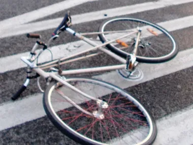 Dwa rowery, jeden szpital - zderzenie na drodze rowerowej w centrum Warszawy zaskoczyło patrol