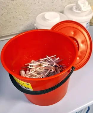 Prawie pół wiadra igieł na osiedlu - strażnicy usunęli zagrożenie w nocy