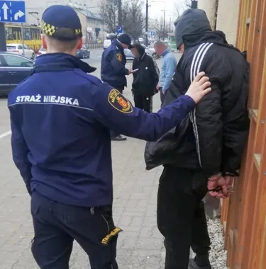 Grochowska - 33-latek z kluczem i wkrętem groził ludziom, potem został obezwładniony