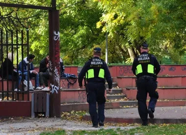 Pod placykiem zabaw na Bemowie leżeli pijani chłopcy, wszyscy byli nieletni