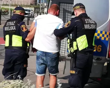 Spał w autobusie na Bródnie. W torbie miał nowe ubrania i fifki