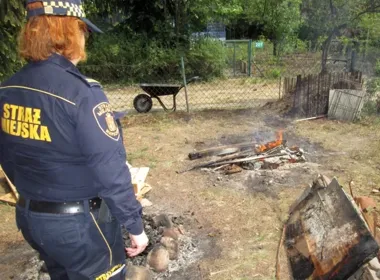 Lakierowane płyty w ogniu - dym nad działkami szybko ściągnął strażników