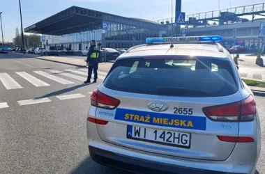 Torba w maskujących barwach sparaliżowała parking przy Dworcu Wschodnim