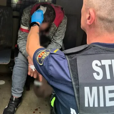 Na ławce leżał 37-latek. Pod czapką kryła się poważna rana głowy