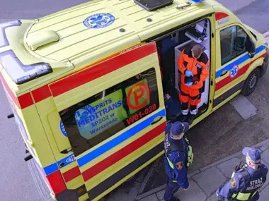 Upadła na betonowy chodnik - kask mógł uratować rolkarkę w Warszawie