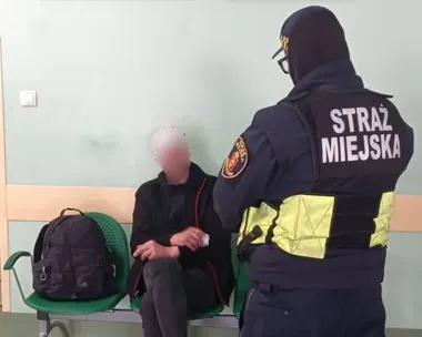 Biała czapka i nerwowy atak na Krakowskim Przedmieściu - strażnicy ujęli 35-latka