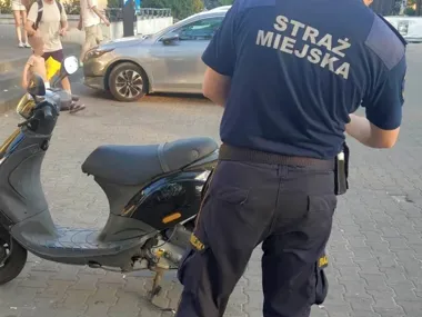 Kopnięcie skutera skończyło się ujęciem 21-latka przez strażników