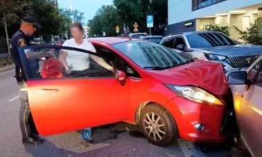 Huk na Ostroroga w Warszawie. Ford uszkodził kilka zaparkowanych aut