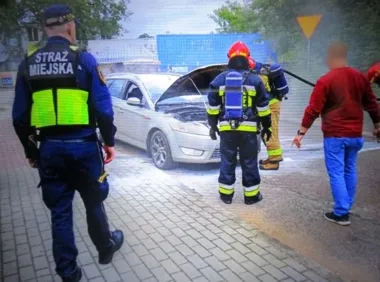 Płonący Ford na Pradze-Południe - strażnicy ruszyli do akcji