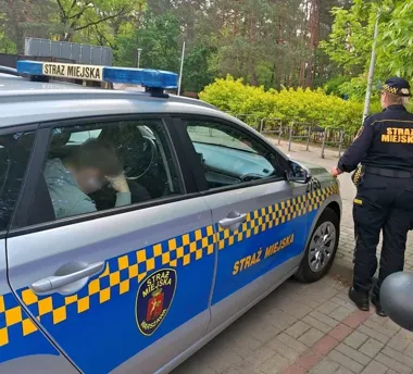 13-latek na wagarach, 17-latek z marihuaną - patrol przerwał akcję w krzakach