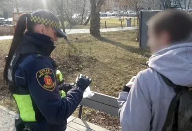 Pod szkołą chciał zapalić, strażnicy znaleźli przy nim marihuanę