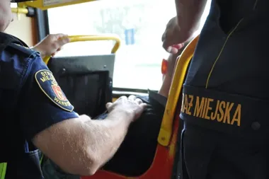 Rozlał maślankę w tramwaju, a chwilę później wyszły cudze dokumenty