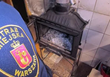 Warsztat w Rembertowie zatruwał okolicę - spalano płyty OSB w piecu