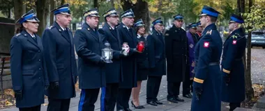 Strażacka delegacja na Powązkach. Oddali hołd zmarłym kolegom