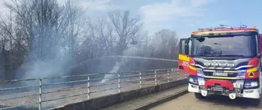 Pożar traw przy Wale Miedzeszyńskim - strażacy ugasili 100 m 2 w porę