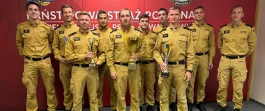 Warszawscy strażacy mistrzami Mazowsza. Trofeum trafiło do komendanta