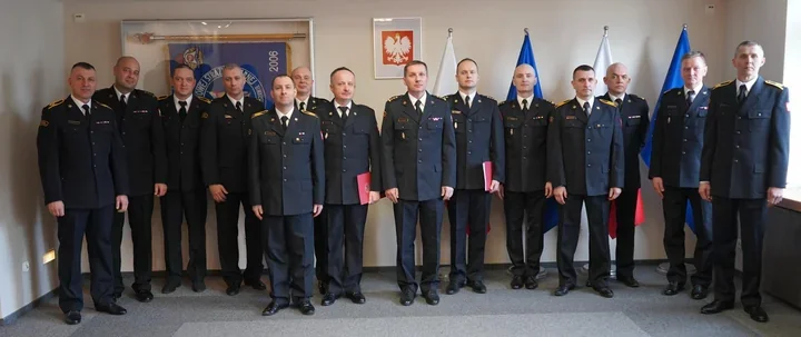 Starzy strażacy odchodzą - młodsi oficerowie przejmują dowództwa w Warszawie