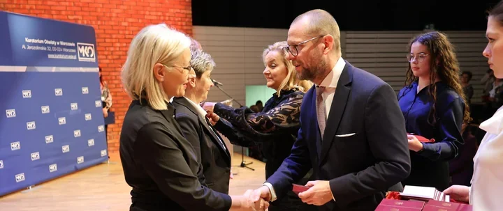 205 pracowników oświaty uhonorowanych – medale za lata służby i zasługi