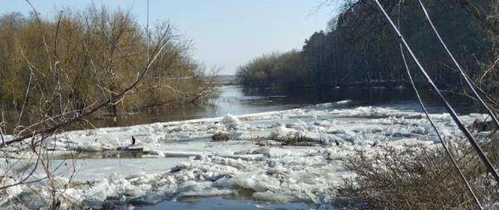 Zatory lodowe na rzece Wkra – straż pożarna działa w kilku miejscach