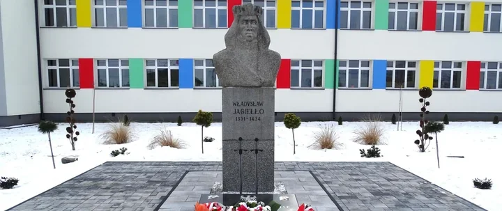 Jubileusz szkoły im. Władysława Jagiełły łączący historię z barwną uroczystością