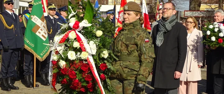 W Ostrołęce pamięć Żołnierzy Wyklętych – msza, apel i wieńce przy pomniku