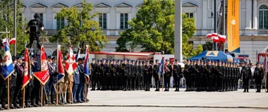 Awanse i odznaczenia na placu Piłsudskiego. Strażacy świętowali w Warszawie