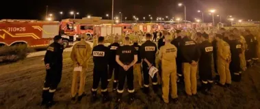 Mazowieccy strażacy w ogniu walki z pożarem lasu. Ruszył ciężki sprzęt i Black Hawk