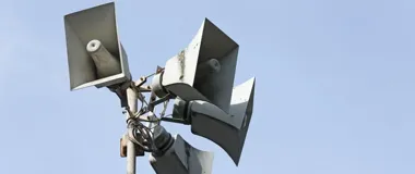Krótki sygnał w Warszawie – ruszają testy syren alarmowych