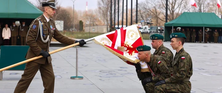 Nowy sztandar 2. Regionalnej Bazy Logistycznej połączył tradycję z odpowiedzialnością