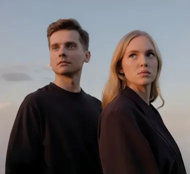 Wiolonczela, fortepian i taneczny puls wernisażu - duet, który przyciąga