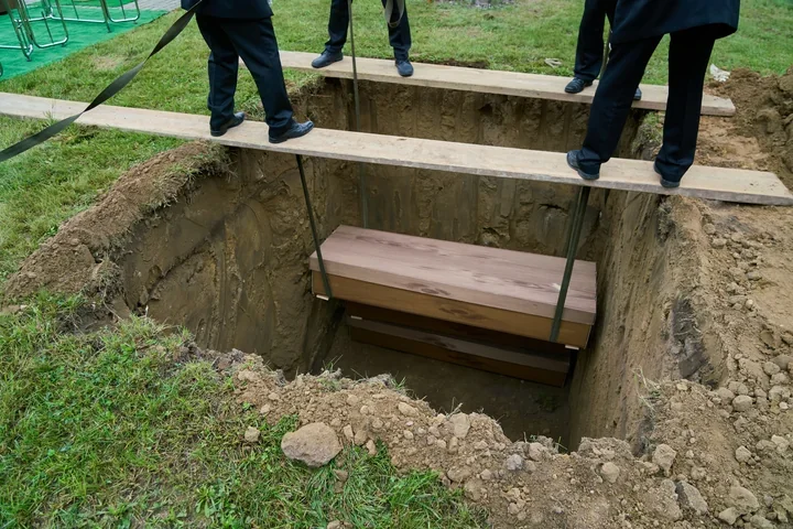 Pod chodnikiem na Okrzei znaleziono szczątki 204 osób