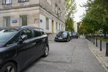 Przy SP 258 przestrzeń wróciła do pieszych. Stanęły ławki i donice