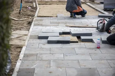 Remonty chodników przy Okopowej i Dickensa. Utrudnienia potrwają tygodniami
