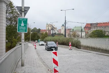 Łącznica na Nowym Zjeździe znów przejezdna. Odkryto ślady kamienic