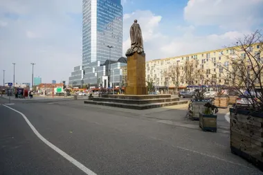 Plac Bankowy po metamorfozie. Zieleni przybyło, betonu ubyło