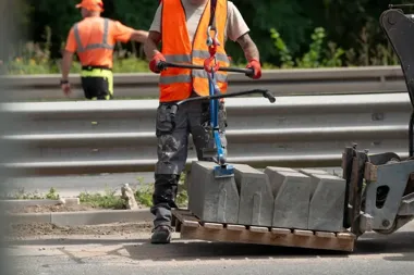 Modlińska zwężona w stronę Pragi. Najpierw wymiana krawężników