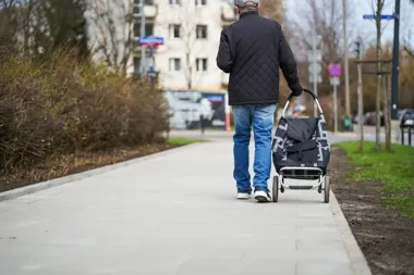 Na Mołdawskiej zniknął zniszczony chodnik między dwoma ulicami