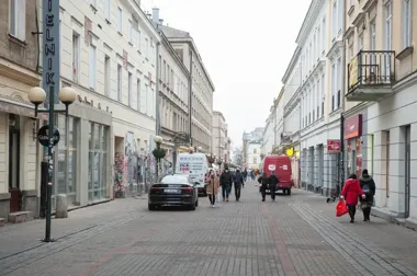 Nowa Chmielna – z ruchliwej ulicy w przyjazny deptak pełen zieleni